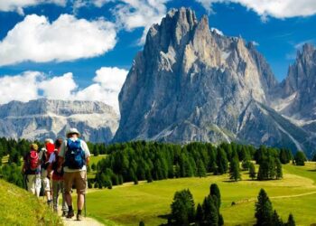 Authorities are conducting serious search after 3 hikers gone missing at Dolomites hiking just now.