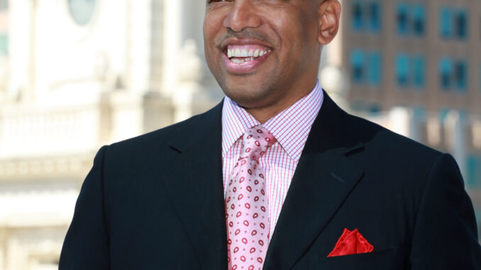 Kevin_Johnson,_Mayor_of_Sacramento,_CA,_skyline_of_Sacramento